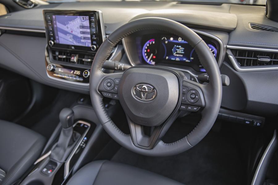 Панель приборов Toyota Corolla ZR Sedan 2019 года  (AU) (фото 10 из 15)